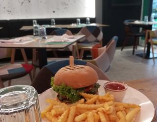 Burger at L'artigiano pizza