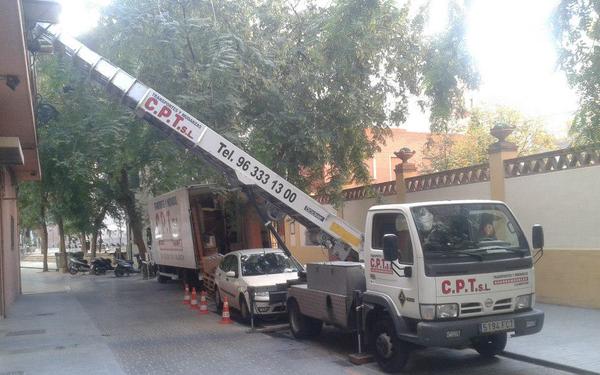 Grua montamuebles Mudanzas CPT