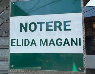 Pllaka e Zyrës Noteriale Elida Magani në hyrje të studios në Tir