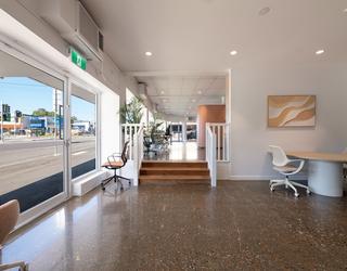 Image of Desky - Showroom