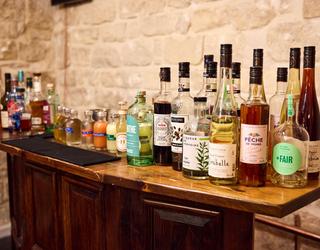 une sélection d'alcools, de jus et de liqueurs
