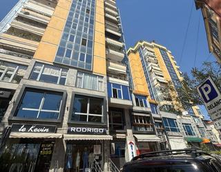 Fasada e godinës së Zyrës Noteriale Elida Magani në Tiranë.