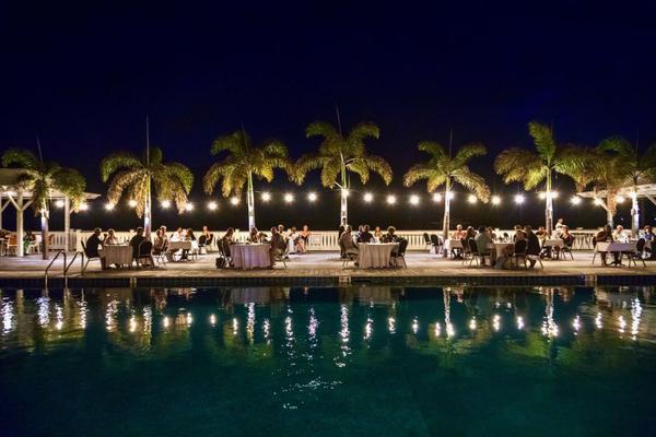 Enjoy Delicious Food While Dining Al Fresco